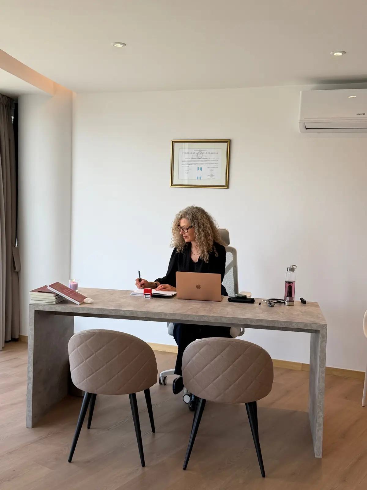 El consultorio de Venado Tuerto: el escritorio de Claudia Corvetto, las dos sillas de la consulta y el diploma de la Universidad Nacional de Rosario en la pared